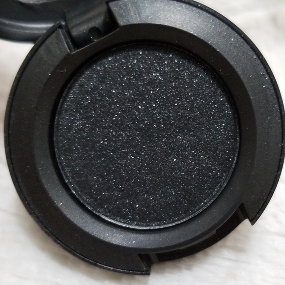 MAC BLACK TIED VELVET EYESHADOW - Picture 3 of 8